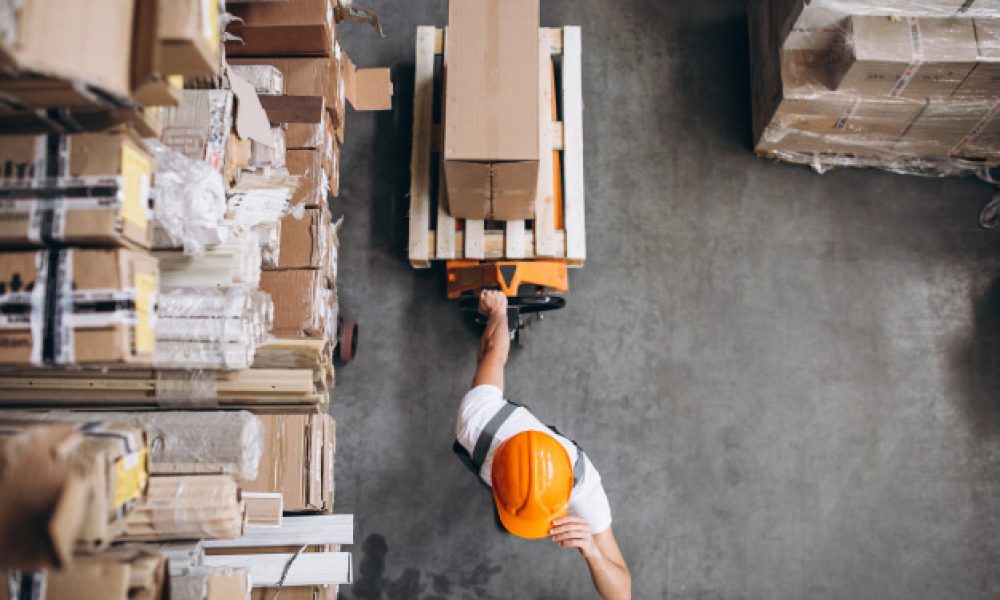 jovem-que-trabalha-em-um-armazem-com-caixas_1303-16617 (1)