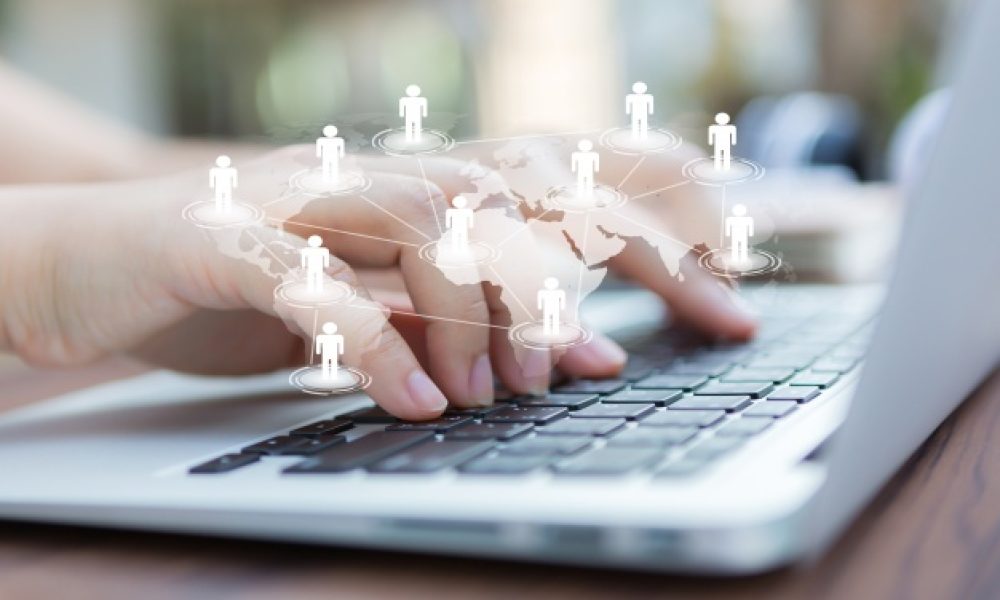 maos-com-laptop-e-mapa-de-mundo-virtual_1232-876 (1)