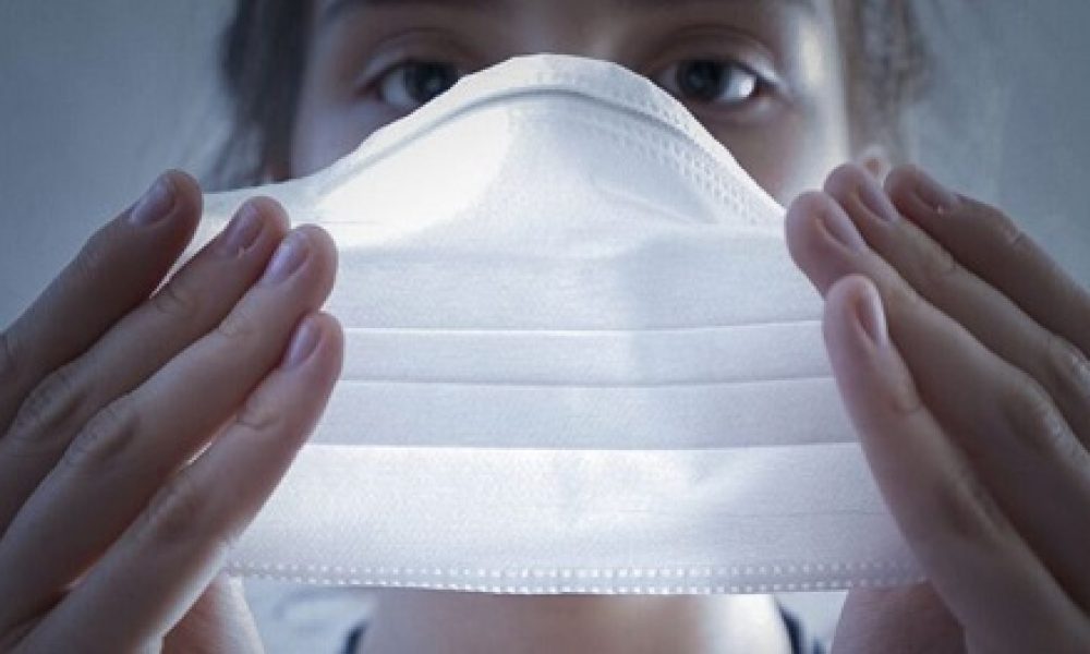 Uso de máscara para proteção contra o novo coronavírus.